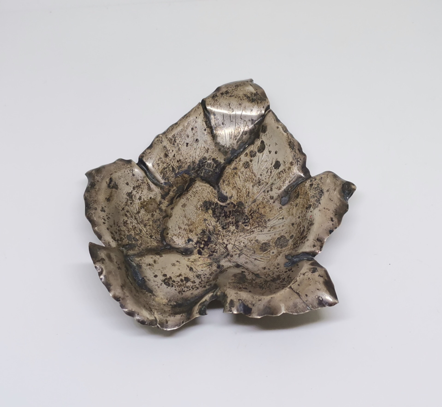 ÇINAR YAPRAĞI FORMUNDA YAPILMIŞ ANTİKA GÜMÜŞ İKRAMLIK