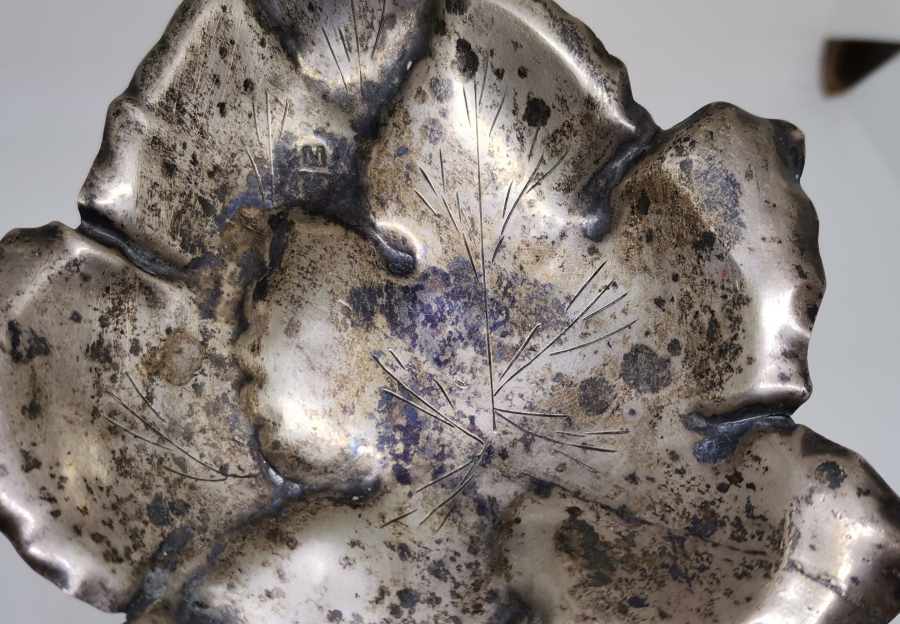 ÇINAR YAPRAĞI FORMUNDA YAPILMIŞ ANTİKA GÜMÜŞ İKRAMLIK