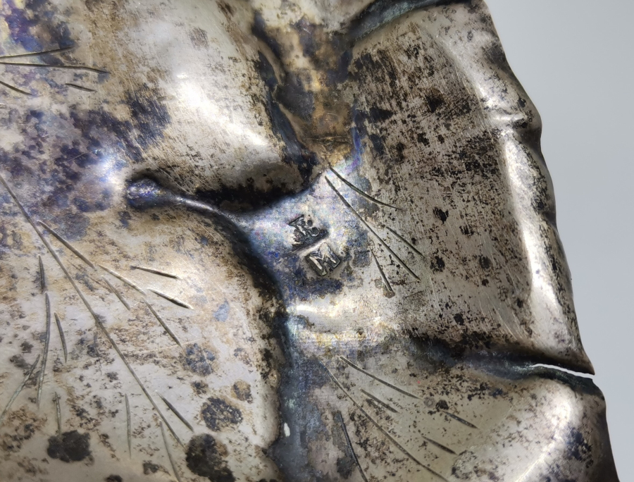 ÇINAR YAPRAĞI FORMUNDA YAPILMIŞ ANTİKA GÜMÜŞ İKRAMLIK