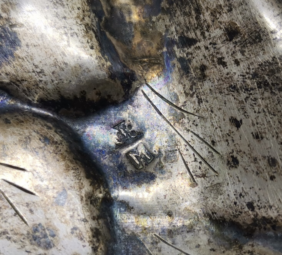 ÇINAR YAPRAĞI FORMUNDA YAPILMIŞ ANTİKA GÜMÜŞ İKRAMLIK