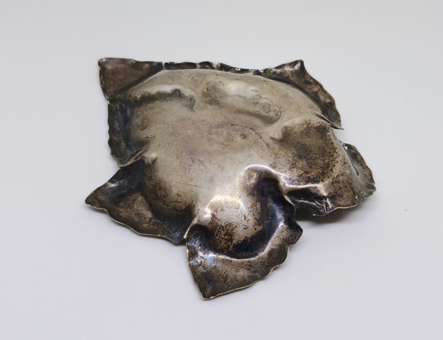 ÇINAR YAPRAĞI FORMUNDA YAPILMIŞ ANTİKA GÜMÜŞ İKRAMLIK