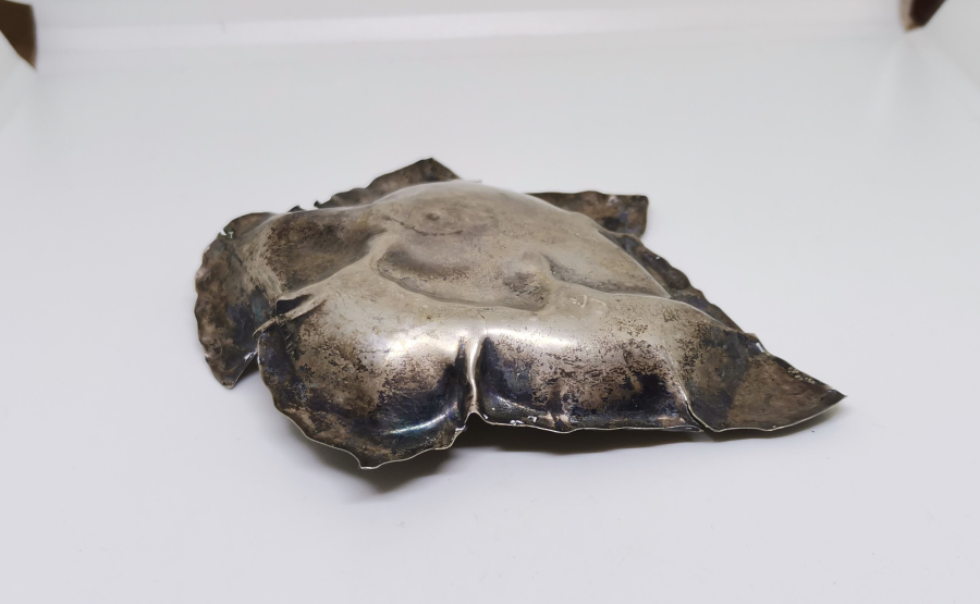 ÇINAR YAPRAĞI FORMUNDA YAPILMIŞ ANTİKA GÜMÜŞ İKRAMLIK