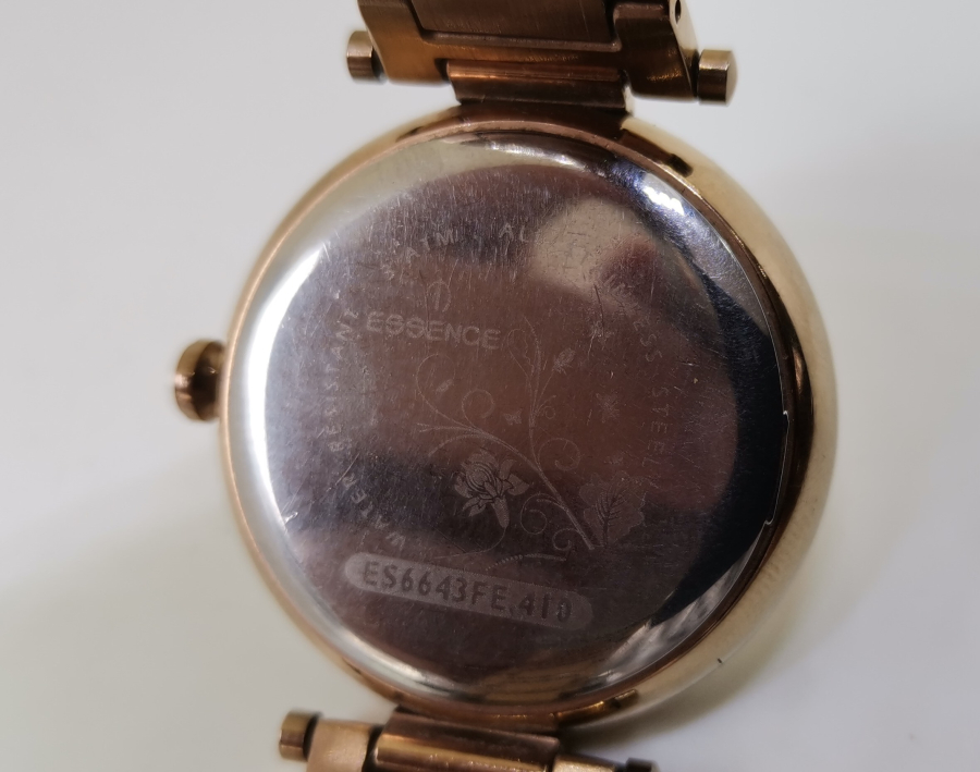 ESSENCE MARKA ALTIN KAPLAMA KOL SAATİ