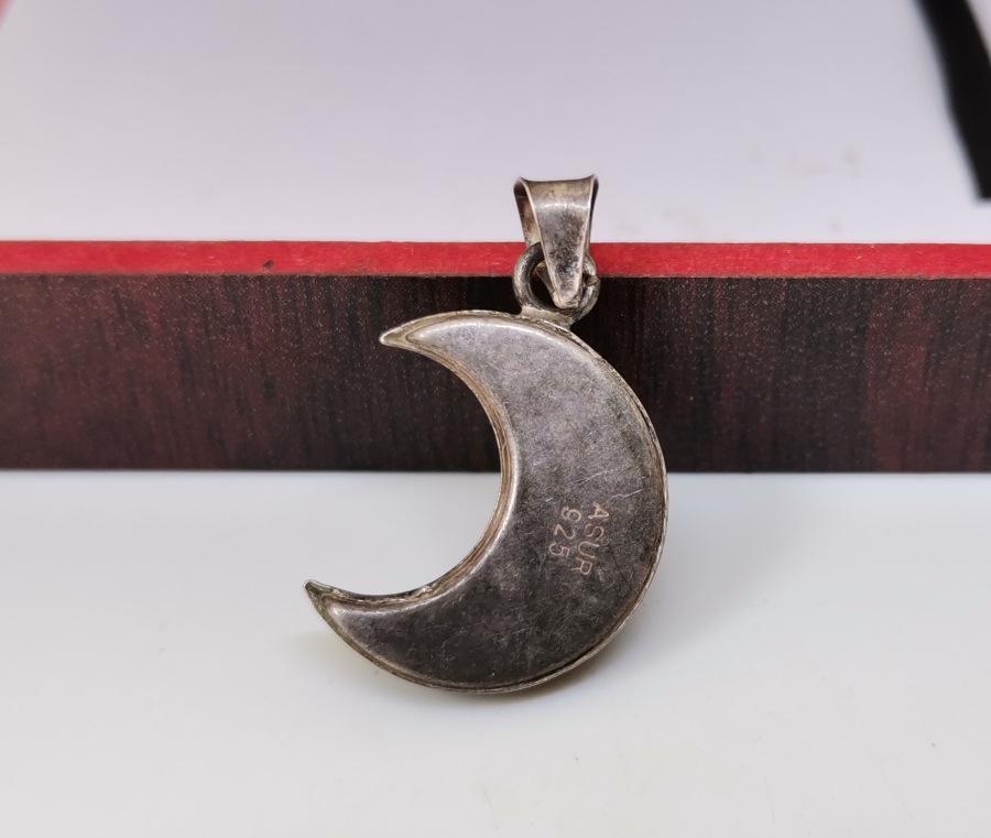 HİLAL FORMUNDA İÇİNDE DUASI İLE GÜMÜŞTEN MAMUL CEVŞEN-İ KEBİR