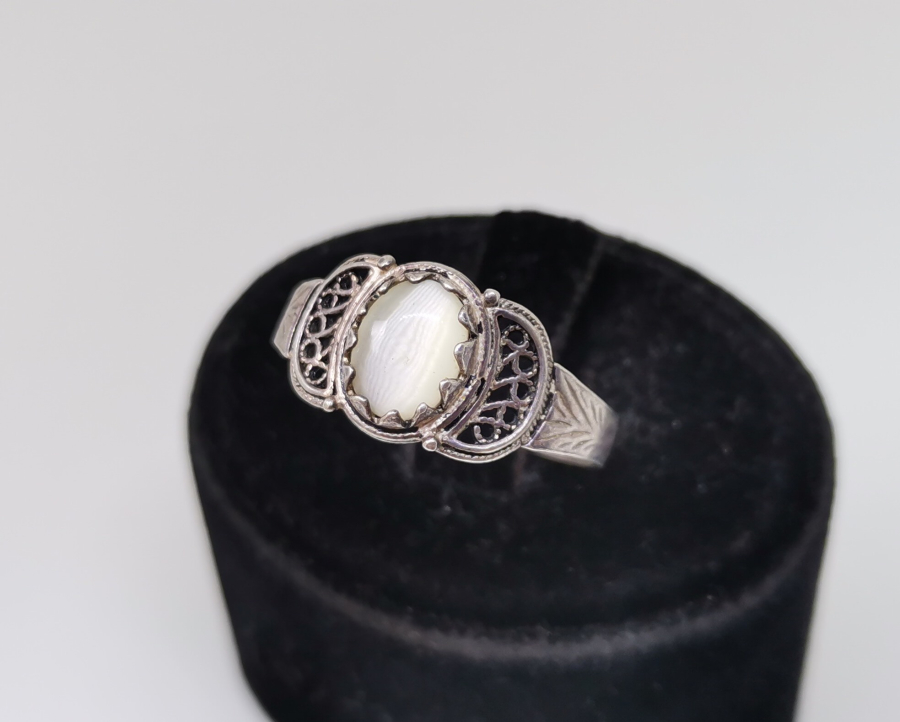 KALEM İŞÇİLİKLİ VE SEDEF TAŞLI ANTİKA GÜMÜŞ YÜZÜK