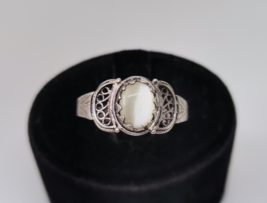 KALEM İŞÇİLİKLİ VE SEDEF TAŞLI ANTİKA GÜMÜŞ YÜZÜK