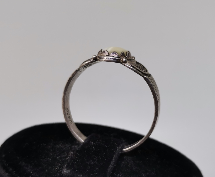 KALEM İŞÇİLİKLİ VE SEDEF TAŞLI ANTİKA GÜMÜŞ YÜZÜK