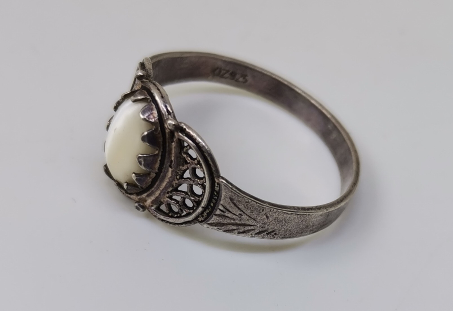 KALEM İŞÇİLİKLİ VE SEDEF TAŞLI ANTİKA GÜMÜŞ YÜZÜK