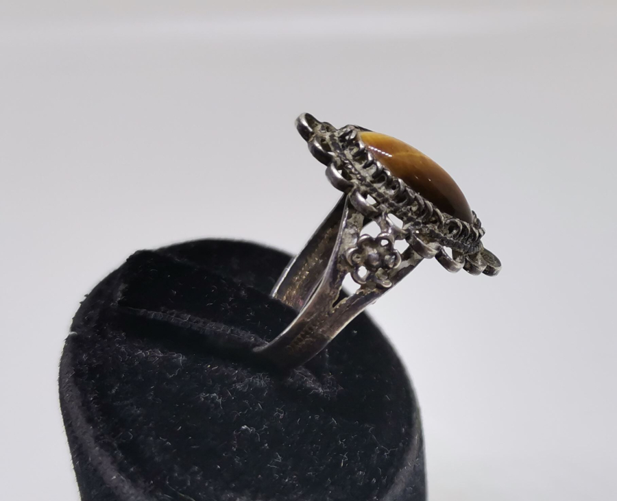 KAPLAN GÖZÜ TAŞLI KABARTMA İŞÇİLİKLİ ÖZEL YAPIM GÜMÜŞ YÜZÜK