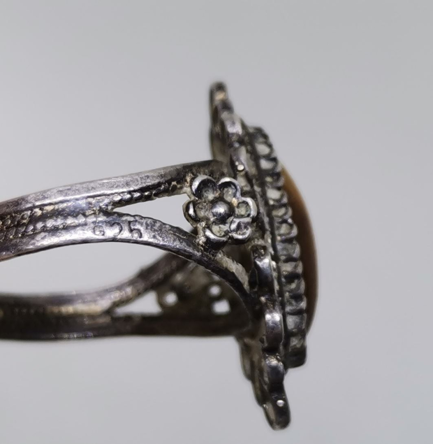 KAPLAN GÖZÜ TAŞLI KABARTMA İŞÇİLİKLİ ÖZEL YAPIM GÜMÜŞ YÜZÜK