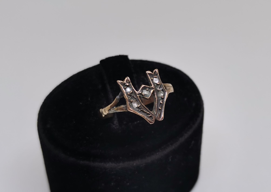 NUN HARFİ FORMUNDA YAPILMIŞ OSMANLI DÖNEMİ ELMAS TAŞLI YÜZÜK