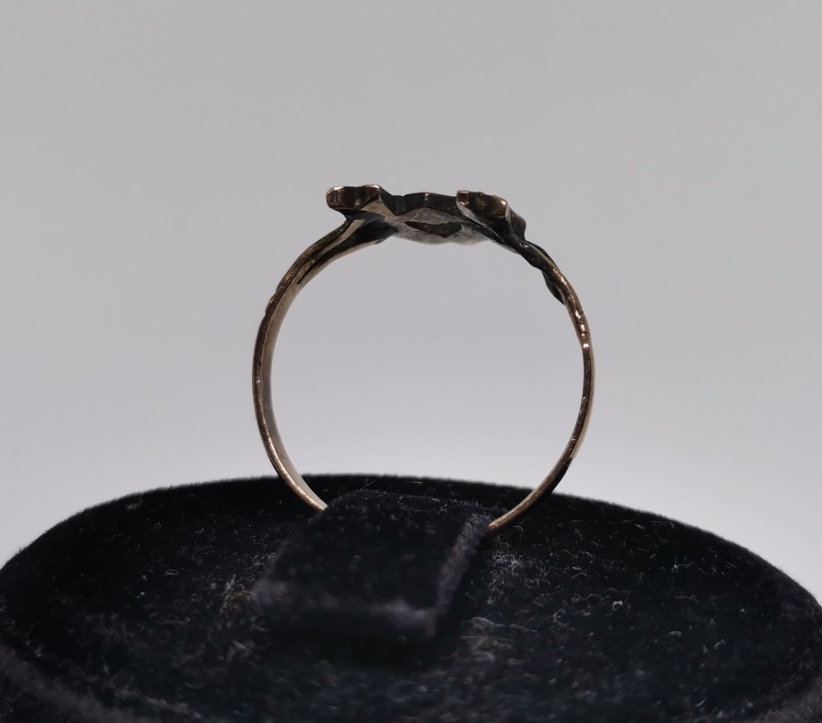 NUN HARFİ FORMUNDA YAPILMIŞ OSMANLI DÖNEMİ ELMAS TAŞLI YÜZÜK