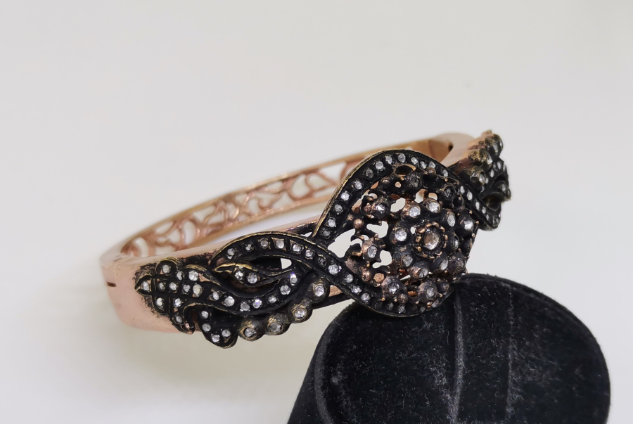 ÜZERİ ELMAS TAŞLI BİLEZİK