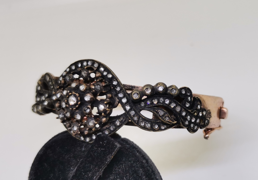 ÜZERİ ELMAS TAŞLI BİLEZİK