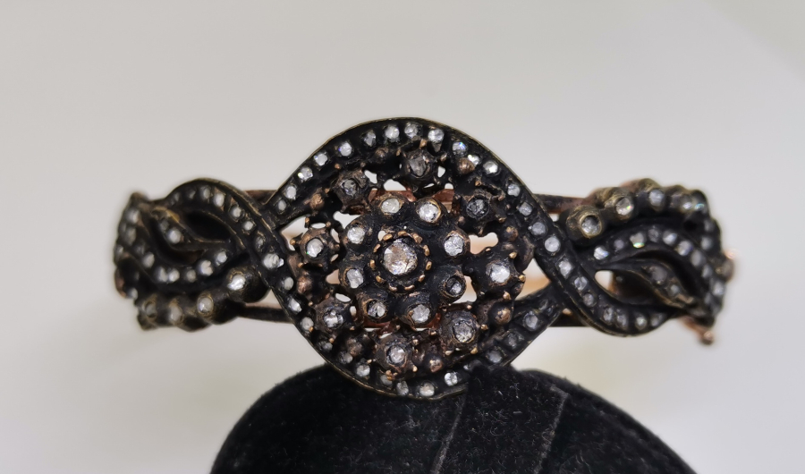 ÜZERİ ELMAS TAŞLI BİLEZİK