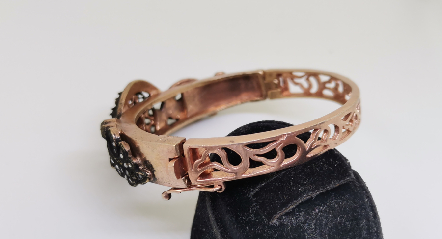 ÜZERİ ELMAS TAŞLI BİLEZİK