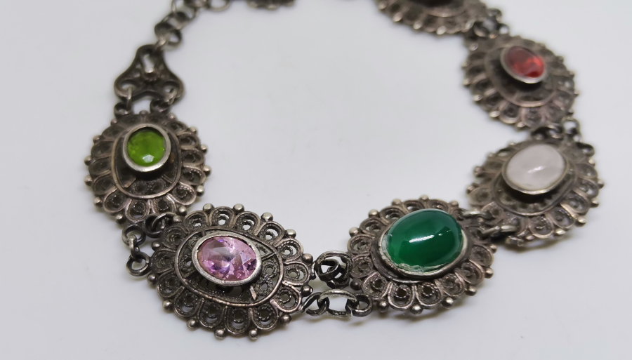 ÜZERLERİ RENKLİ DOĞAL TAŞLARLA SÜLÜ BEYPAZARI YAPIMI TELKARİ İŞÇİLİKLİ GÜMÜŞ BİLEKLİK