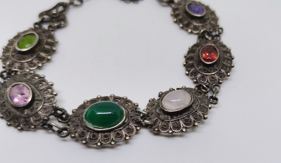 ÜZERLERİ RENKLİ DOĞAL TAŞLARLA SÜLÜ BEYPAZARI YAPIMI TELKARİ İŞÇİLİKLİ GÜMÜŞ BİLEKLİK