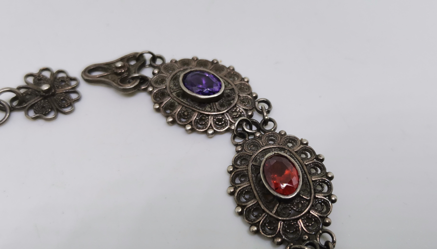 ÜZERLERİ RENKLİ DOĞAL TAŞLARLA SÜLÜ BEYPAZARI YAPIMI TELKARİ İŞÇİLİKLİ GÜMÜŞ BİLEKLİK