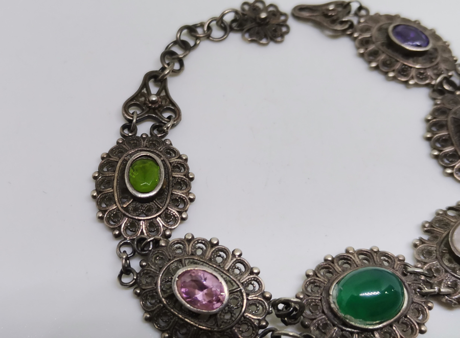 ÜZERLERİ RENKLİ DOĞAL TAŞLARLA SÜLÜ BEYPAZARI YAPIMI TELKARİ İŞÇİLİKLİ GÜMÜŞ BİLEKLİK