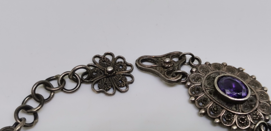 ÜZERLERİ RENKLİ DOĞAL TAŞLARLA SÜLÜ BEYPAZARI YAPIMI TELKARİ İŞÇİLİKLİ GÜMÜŞ BİLEKLİK