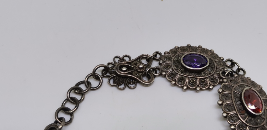 ÜZERLERİ RENKLİ DOĞAL TAŞLARLA SÜLÜ BEYPAZARI YAPIMI TELKARİ İŞÇİLİKLİ GÜMÜŞ BİLEKLİK