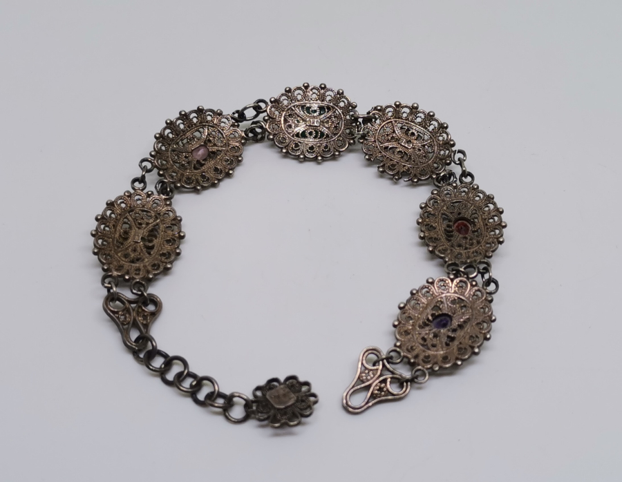 ÜZERLERİ RENKLİ DOĞAL TAŞLARLA SÜLÜ BEYPAZARI YAPIMI TELKARİ İŞÇİLİKLİ GÜMÜŞ BİLEKLİK