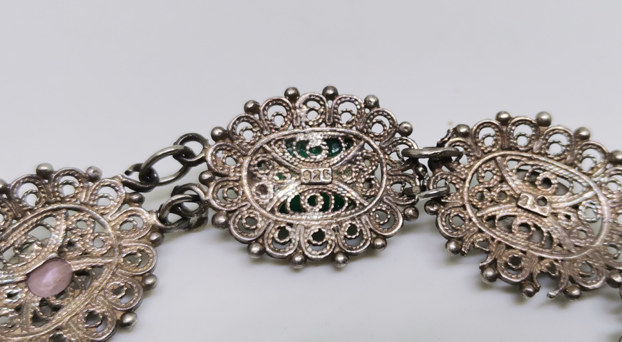 ÜZERLERİ RENKLİ DOĞAL TAŞLARLA SÜLÜ BEYPAZARI YAPIMI TELKARİ İŞÇİLİKLİ GÜMÜŞ BİLEKLİK