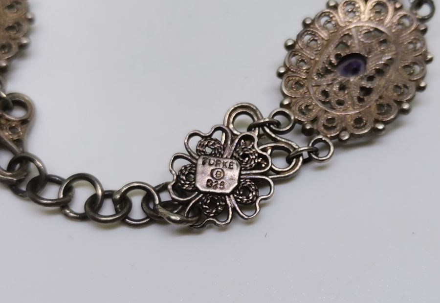 ÜZERLERİ RENKLİ DOĞAL TAŞLARLA SÜLÜ BEYPAZARI YAPIMI TELKARİ İŞÇİLİKLİ GÜMÜŞ BİLEKLİK