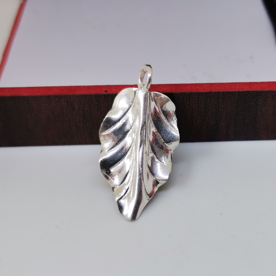 YAPRAK FORMUNDA YAPILMIŞ GÜMÜŞ KOLYE UCU