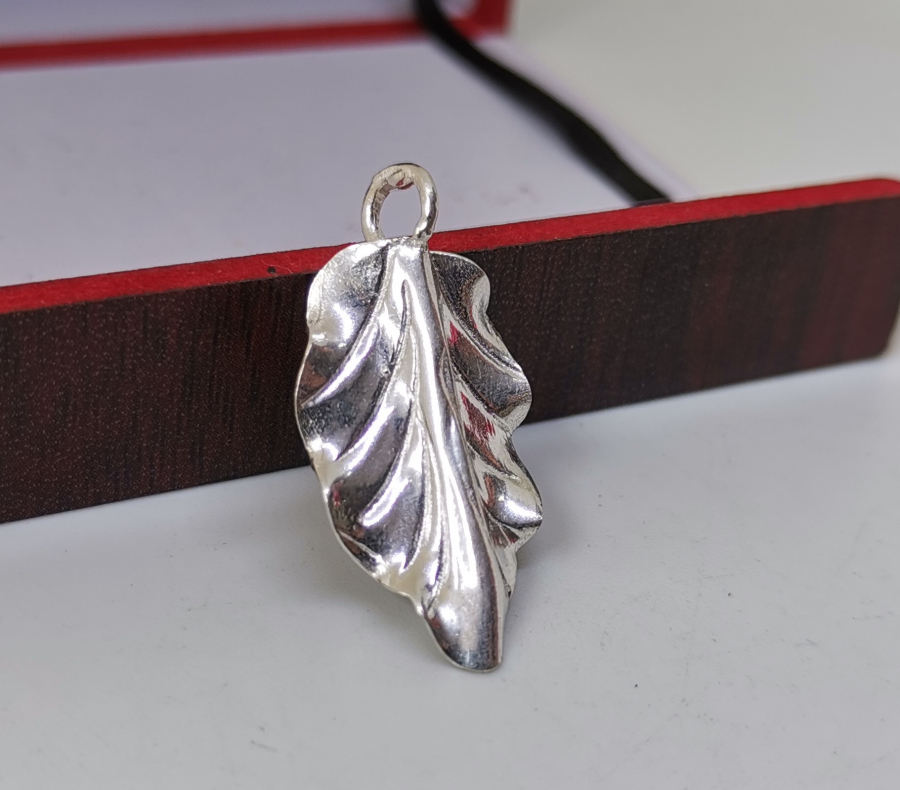 YAPRAK FORMUNDA YAPILMIŞ GÜMÜŞ KOLYE UCU