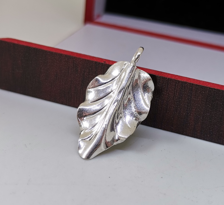 YAPRAK FORMUNDA YAPILMIŞ GÜMÜŞ KOLYE UCU