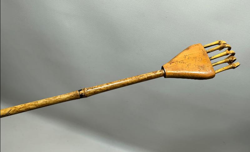 OSMANLI DÖNEMİ ÜZERİ OSMANLICA YAZILI TEKKE İŞİ ÇOK NADİR BAMBU SIRT KAŞIYICI 