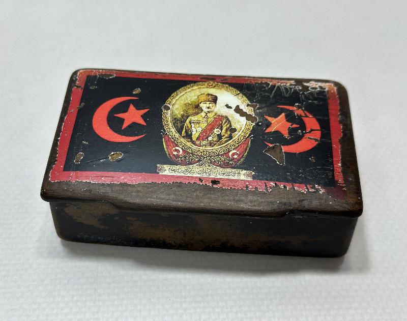 OSMANLICA YAZILI, AY YILDIZ VE ATATÜRK RESİMLİ PAPIER MACHE KUTU