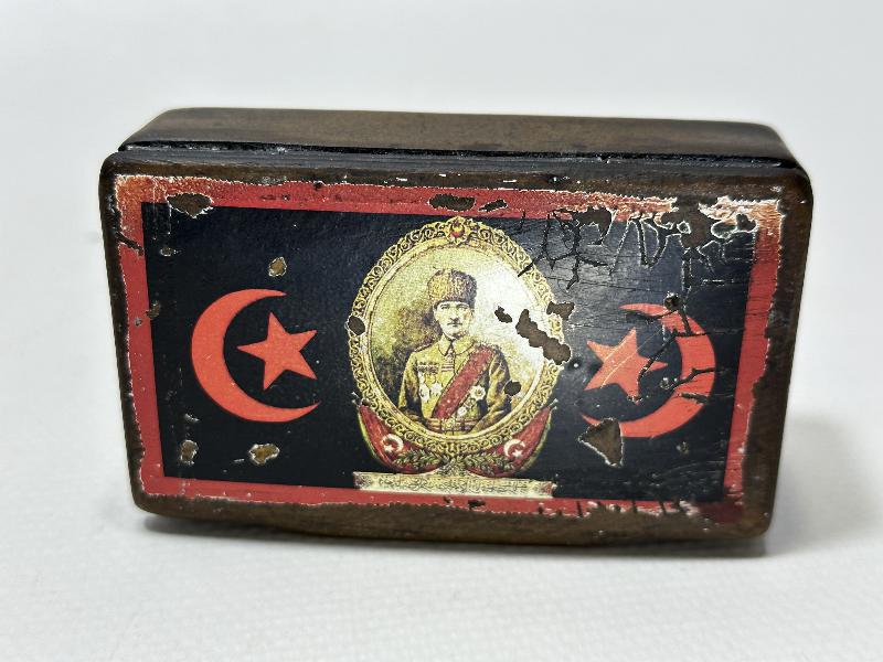 OSMANLICA YAZILI, AY YILDIZ VE ATATÜRK RESİMLİ PAPIER MACHE KUTU
