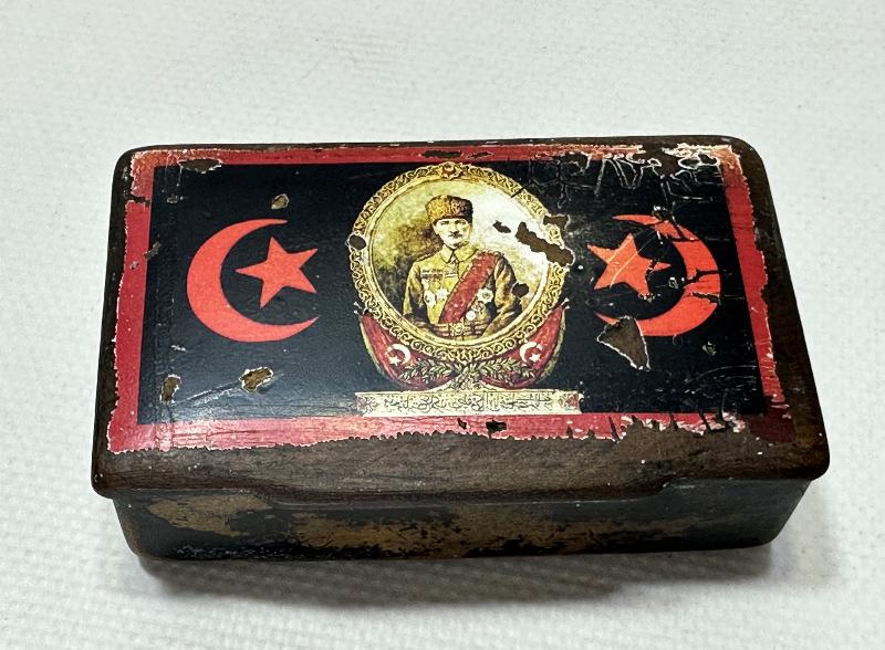 OSMANLICA YAZILI, AY YILDIZ VE ATATÜRK RESİMLİ PAPIER MACHE KUTU