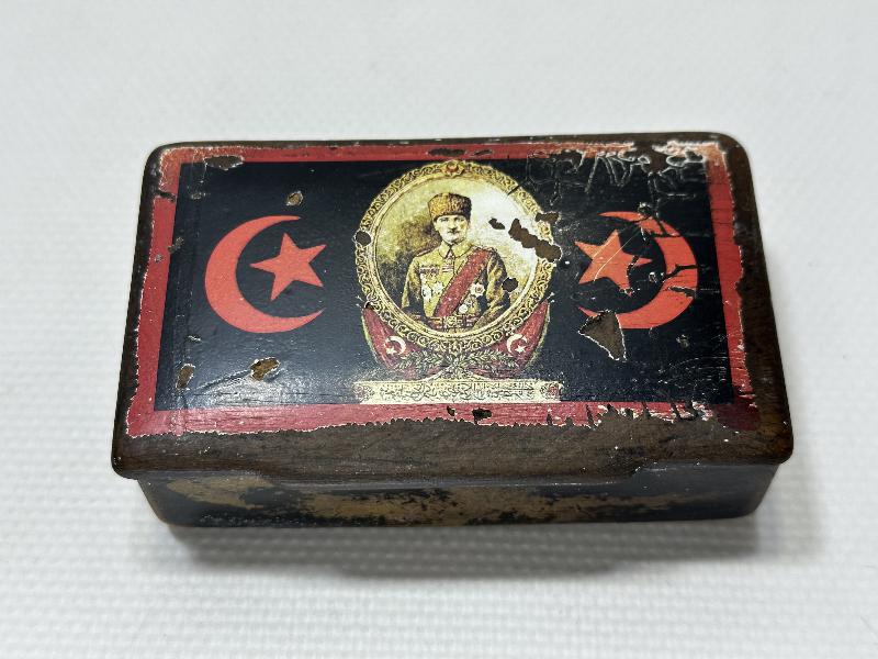 OSMANLICA YAZILI, AY YILDIZ VE ATATÜRK RESİMLİ PAPIER MACHE KUTU