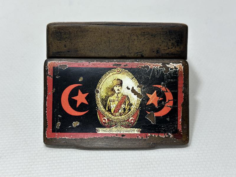 OSMANLICA YAZILI, AY YILDIZ VE ATATÜRK RESİMLİ PAPIER MACHE KUTU