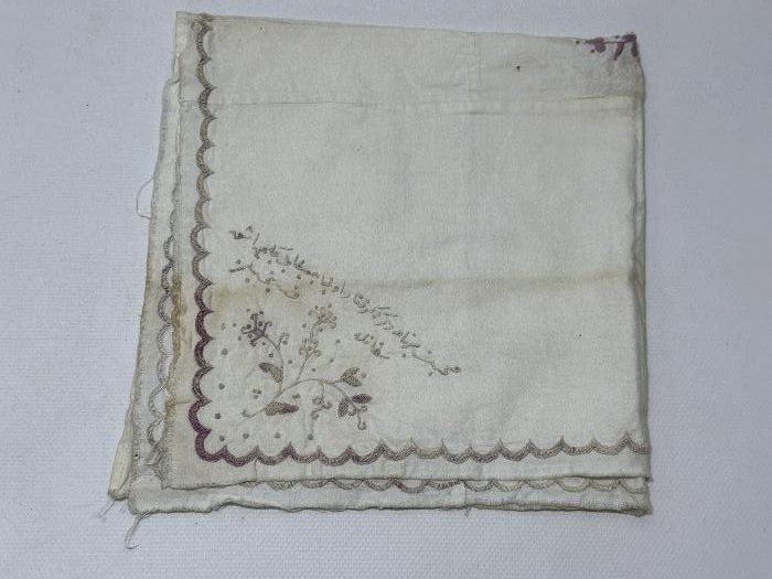 ÜZERİ OSMANLICA YAZILI SÖZ MENDİLİ