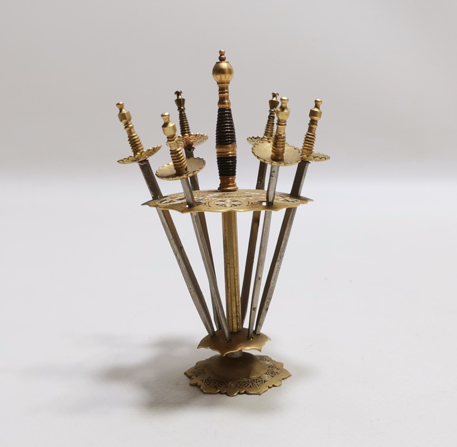 ANTİKA TOLEDO İŞİ KILIÇ FORMUNDA KANEPE STANDI