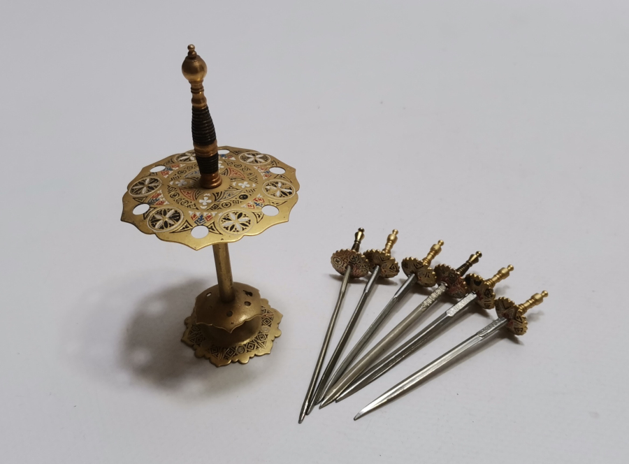 ANTİKA TOLEDO İŞİ KILIÇ FORMUNDA KANEPE STANDI