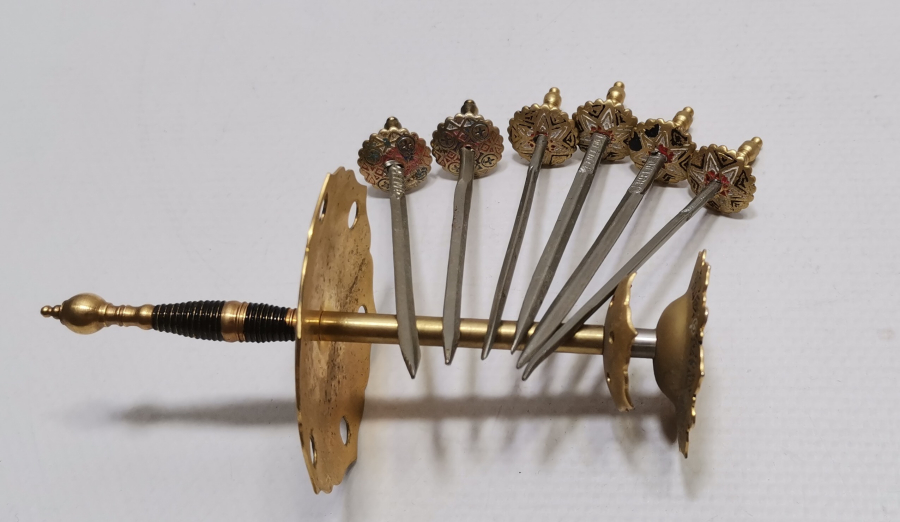 ANTİKA TOLEDO İŞİ KILIÇ FORMUNDA KANEPE STANDI