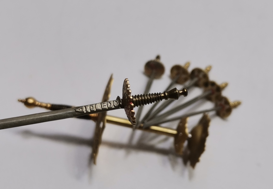 ANTİKA TOLEDO İŞİ KILIÇ FORMUNDA KANEPE STANDI