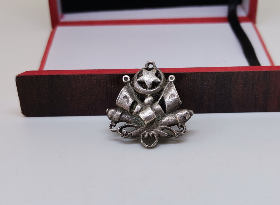 AY YILDIZLI VE MEŞRUTİYET SANCAKLI NADİR OSMANLI GÜMÜŞ KOLYE UCU