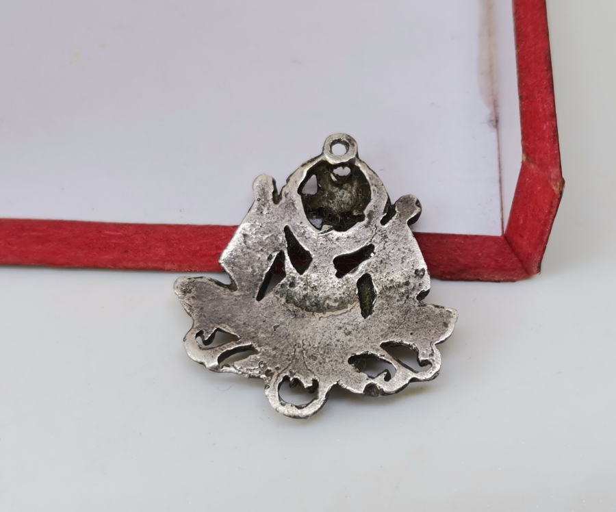 AY YILDIZLI VE MEŞRUTİYET SANCAKLI NADİR OSMANLI GÜMÜŞ KOLYE UCU