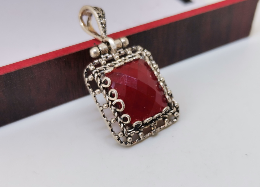 FASETA KESİMLİ VE TELKARİ İŞÇİLİKLİ GÜMÜŞ KOLYE UCU