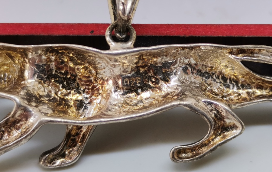 KEDİ FORMUNDA YAPILMIŞ GÜMÜŞ KOLYE UCU