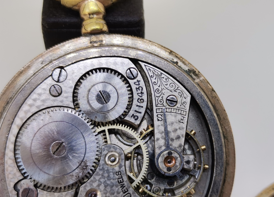 KURMALI ALTIN KAPLAMA İNGİLİZ CEP SAATİ