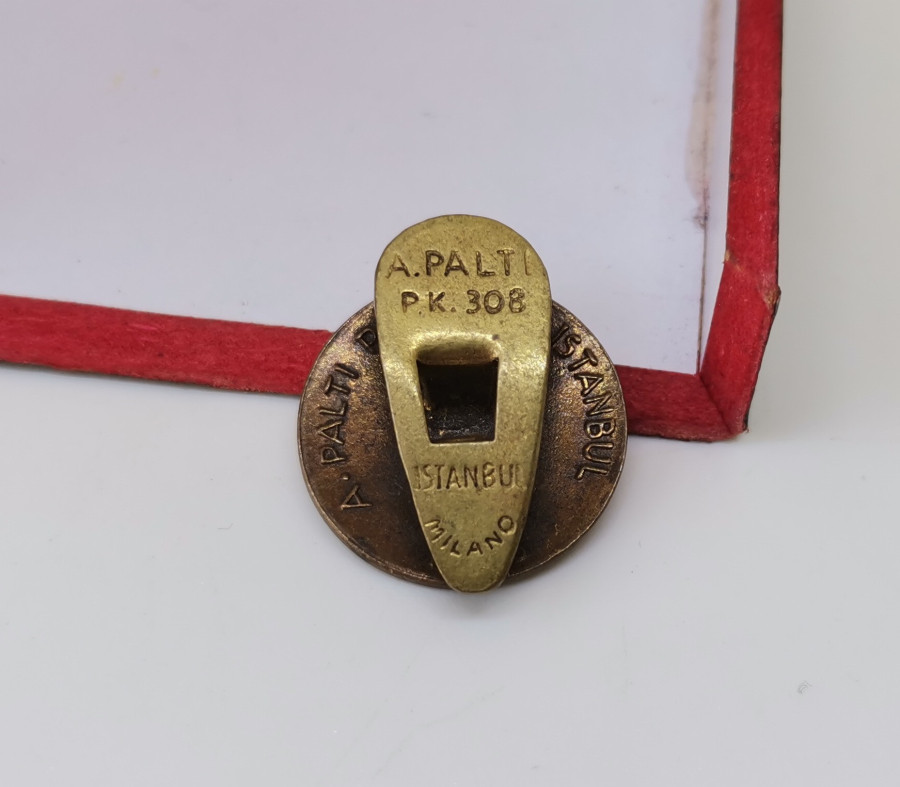 MİNE İŞÇİLİKLİ CUMHURİYET BAŞLARI HİLAL-İ AHMER ROZET