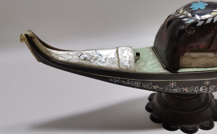 OSMANLI DÖNEMİ SALTANAT KAYIĞI FORMUNDA YAPILMIŞ LATERNALI  MÜCEVHER KUTUSU